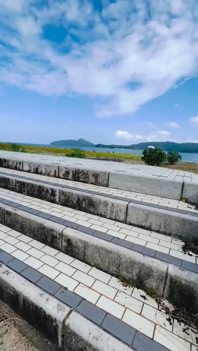 海のそばで、こんな暮らしをしてみたいと思いませんか？
〜海そば暮らし〜

◼︎朝は波の音で目覚めて
◼︎昼はデッキで読書やランチ
◼︎夜は星と焚き火と静けさに包まれて

そんな暮らしが現実になる場所
それが、上山工務店の「海の見える別荘」です。

☑︎土地探しからご相談OK
☑︎地元密着の安心サポート
☑︎デザイン・間取りもご希望に合わせて

📩気になった方は、DM またはプロフィールのリンクから

✿京都府与謝郡与謝野町にある工務店
＼京丹後市・与謝野町・福知山市／
＿＿＿＿＿＿＿＿＿＿＿＿＿＿＿＿＿＿＿＿＿＿＿＿＿
▽施工実例・プランはプロフィールのリンクから▽
@ueyamakoumuten
『生活や趣味の幅を広げ家族みんなが
ワクワクするライフスタイルをご提案』
＿＿＿＿＿＿＿＿＿＿＿＿＿＿＿＿＿＿＿＿＿＿＿＿＿
TEL：0772-42-3443 （9:00～17:30）
住所：京都府与謝郡与謝野町字三河内 13番地11
＿＿＿＿＿＿＿＿＿＿＿＿＿＿＿＿＿＿＿＿＿＿＿＿＿
#与謝野町工務店#京丹後市工務店#福知山市工務店#京都工務店#マイホーム計画#注文住宅の工夫#地元工務店#上山工務店
#別荘#別荘計画#海の見える家#週末の拠点#京丹後#宮津市#伊根町#別荘デザイン#別荘で暮らす#別荘暮らし#海そば #海そば暮らし