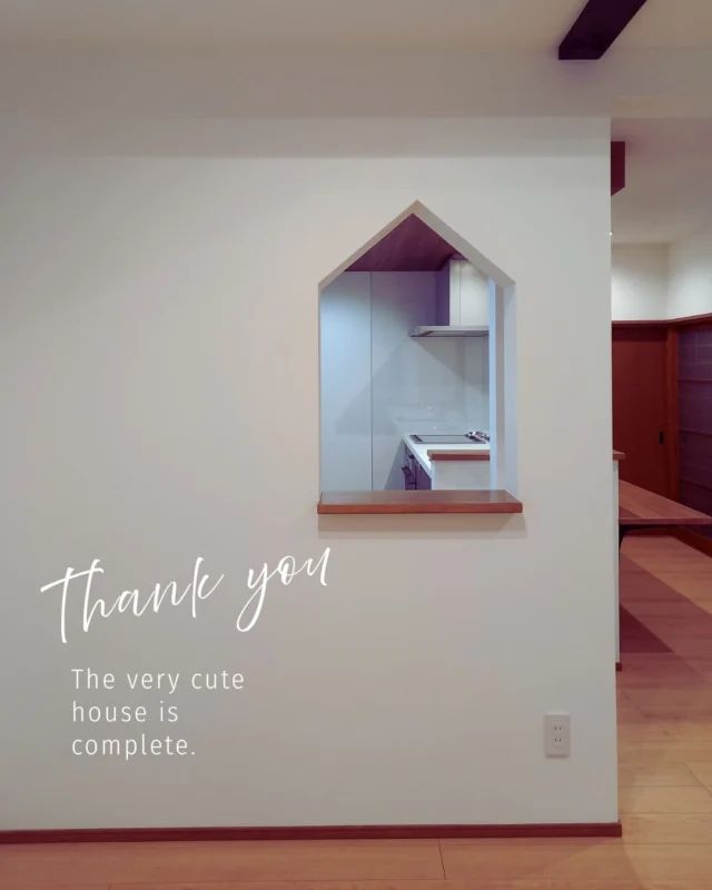 施工後の点検中、印象に残ったかわいい室内窓。
にぎやかで明るい生活が始まる予感。

DM、HP、お電話など どこからでもお気軽にご相談ください
 ＿＿＿＿＿＿＿＿＿＿＿＿＿＿＿＿＿＿＿＿＿＿＿＿＿ 
▽施工実例・プランはプロフィールのリンクから▽
 @ueyamakoumuten
 ＿＿＿＿＿＿＿＿＿＿＿＿＿＿＿＿＿＿＿＿＿＿＿＿＿ 
上山工務店
TEL:0772-42-3443 （9:00～17:30）
 住所：京都府与謝郡与謝野町字三河内13番地 11 
＿＿＿＿＿＿＿＿＿＿＿＿＿＿＿＿＿＿＿＿＿＿＿＿＿
#室内窓　#家づくりの工夫　#リフォームアイデア 　#丹後の冬の暮らし